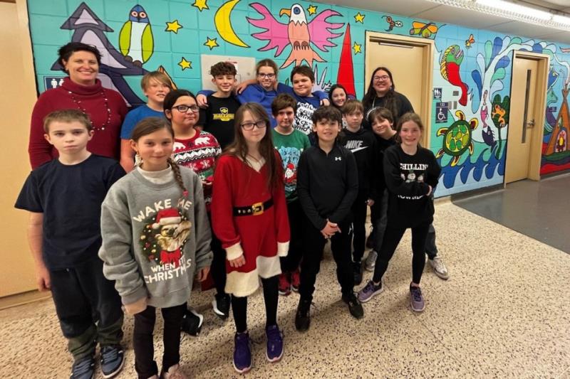 Local Indigenous artist guides students through mural project